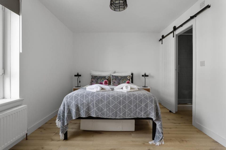 Bed, Bedroom, towels