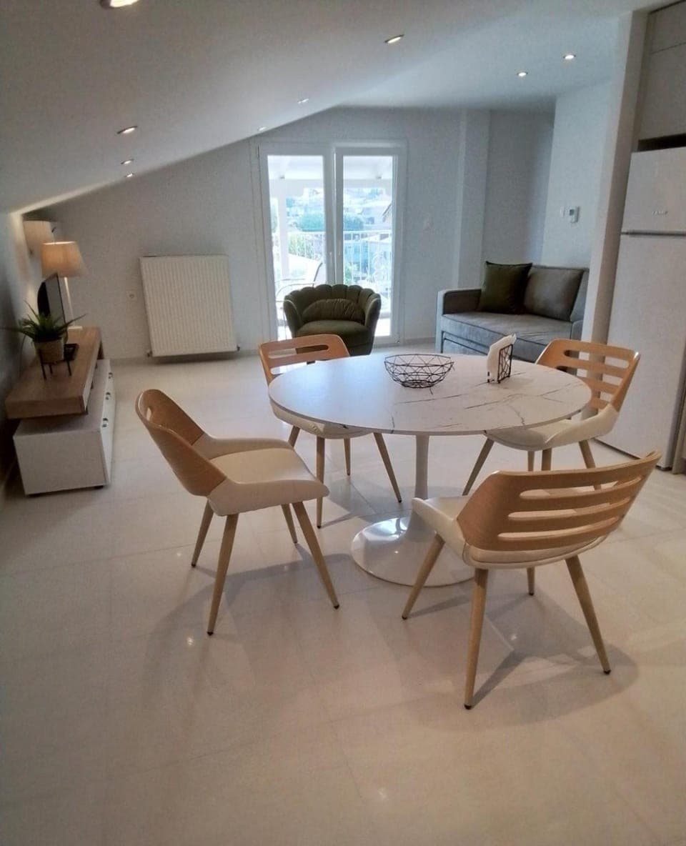 Kitchen or kitchenette, Living room, Seating area, Dining area