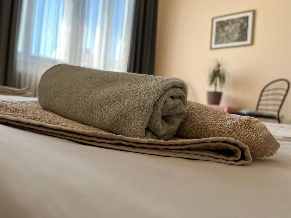 Bed, Bedroom, towels