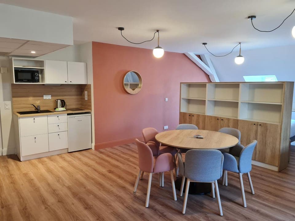Kitchen or kitchenette, Photo of the whole room, Dining area