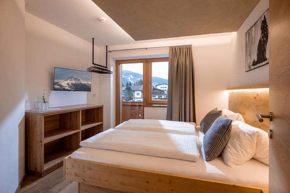 Bed, TV and multimedia, Photo of the whole room, Bedroom