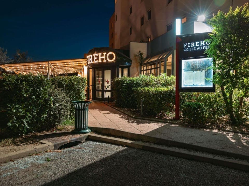 Property building, Restaurant/places to eat, Night