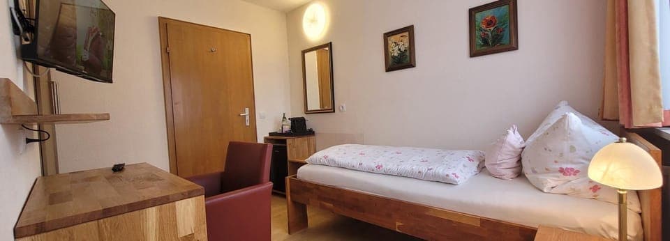 Bed, TV and multimedia, Photo of the whole room, Seating area, Bedroom