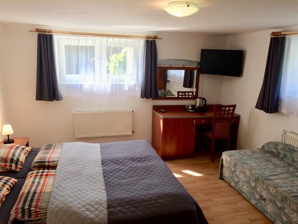 Bed, TV and multimedia, Bedroom