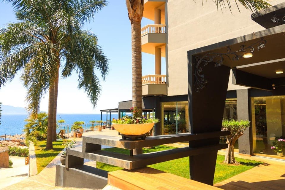 Facade/entrance, Garden, Sea view