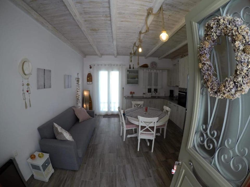 Facade/entrance, Kitchen or kitchenette, Living room, Photo of the whole room, Seating area, Dining area