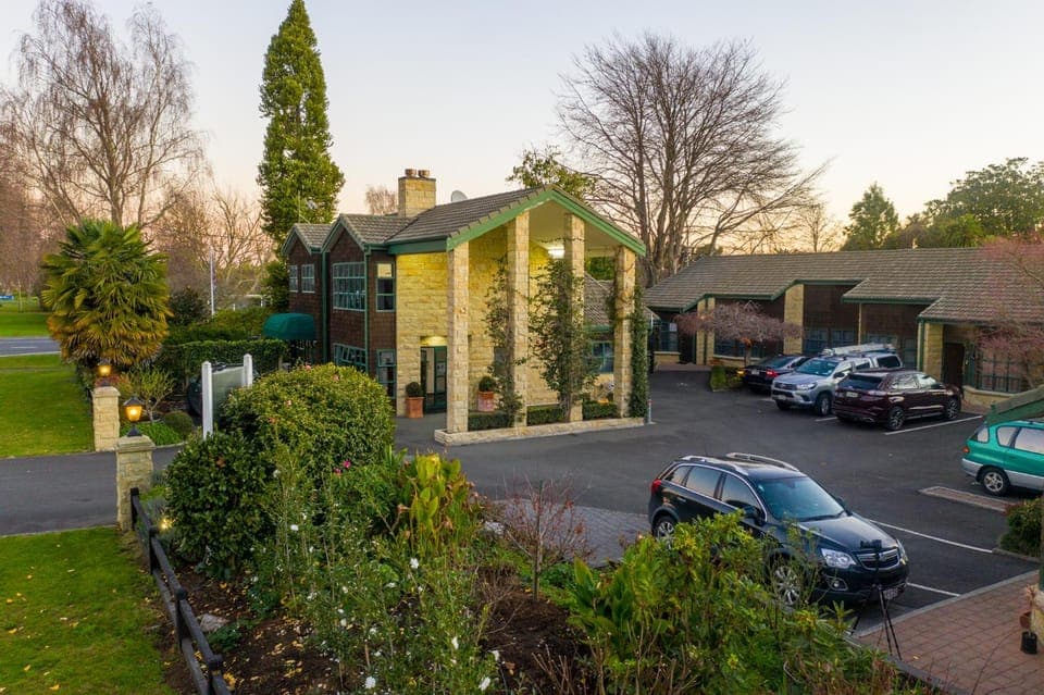 Property building, Garden, Parking