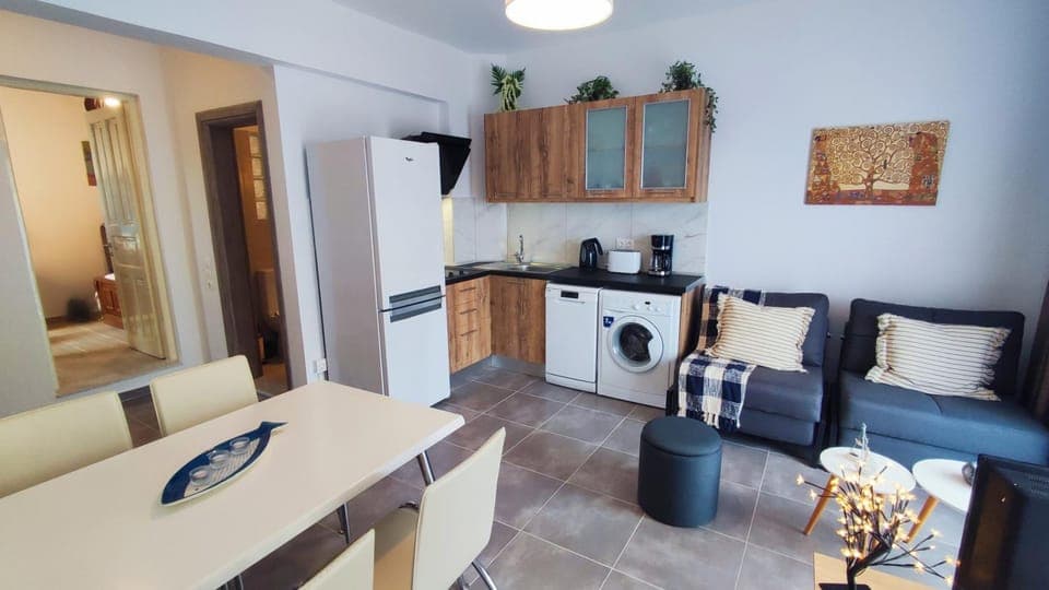 Kitchen or kitchenette, Living room, Seating area, Dining area, stove