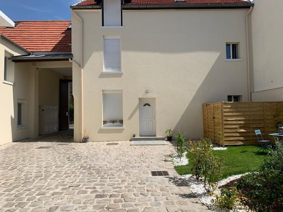 Property building, Patio, Facade/entrance