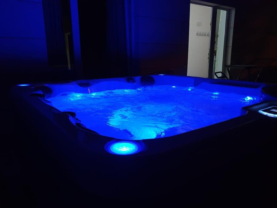 Massage, Spa and wellness centre/facilities