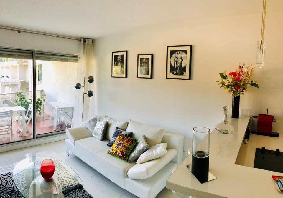 Property building, Communal lounge/ TV room, People, Activities, Garden, Library, View (from property/room), Living room, Lounge or bar, Fitness centre/facilities, Food and drinks, Other, Banquet/Function facilities, Decorative detail