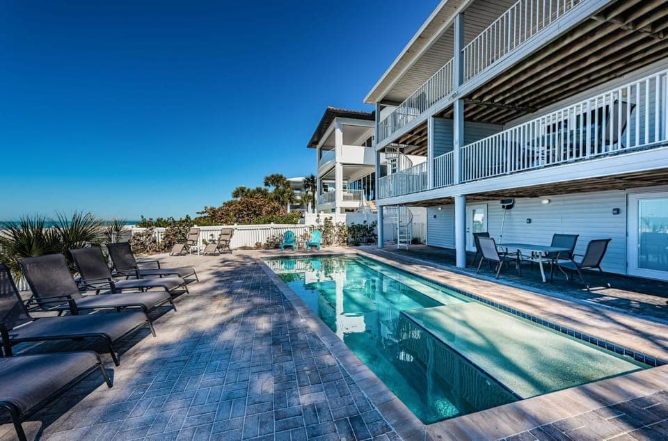 Pool view, Swimming pool, sunbed