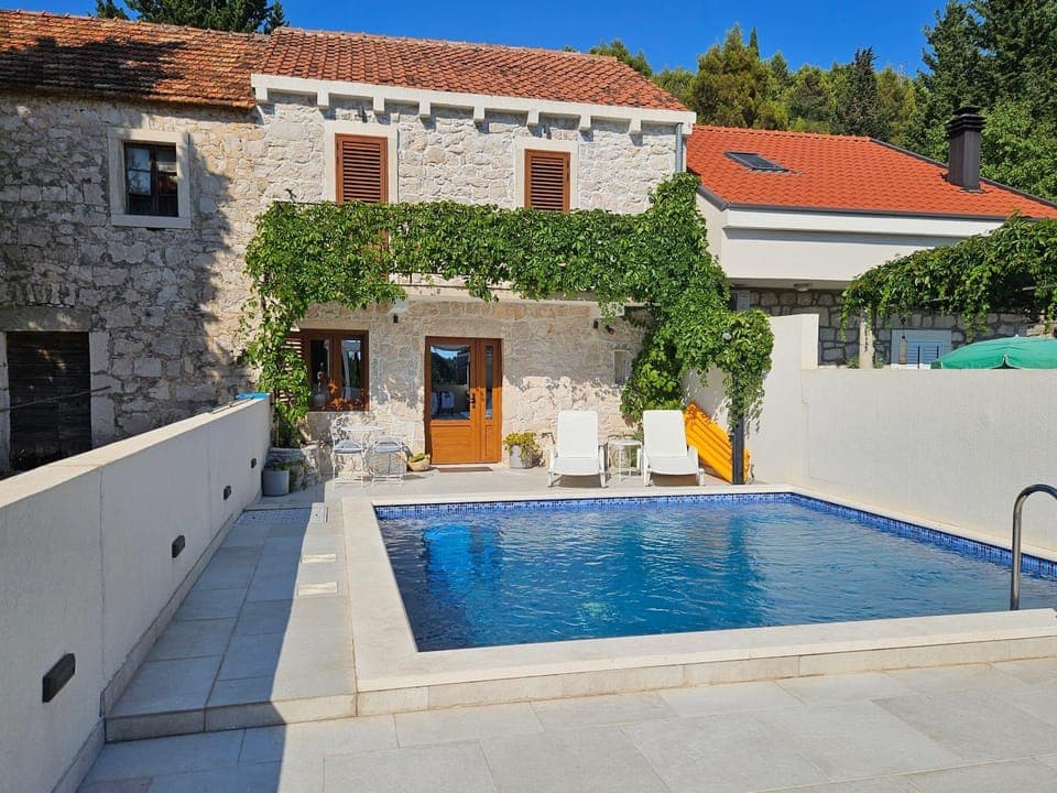 Property building, Patio, Day, Pool view, Swimming pool, sunbed