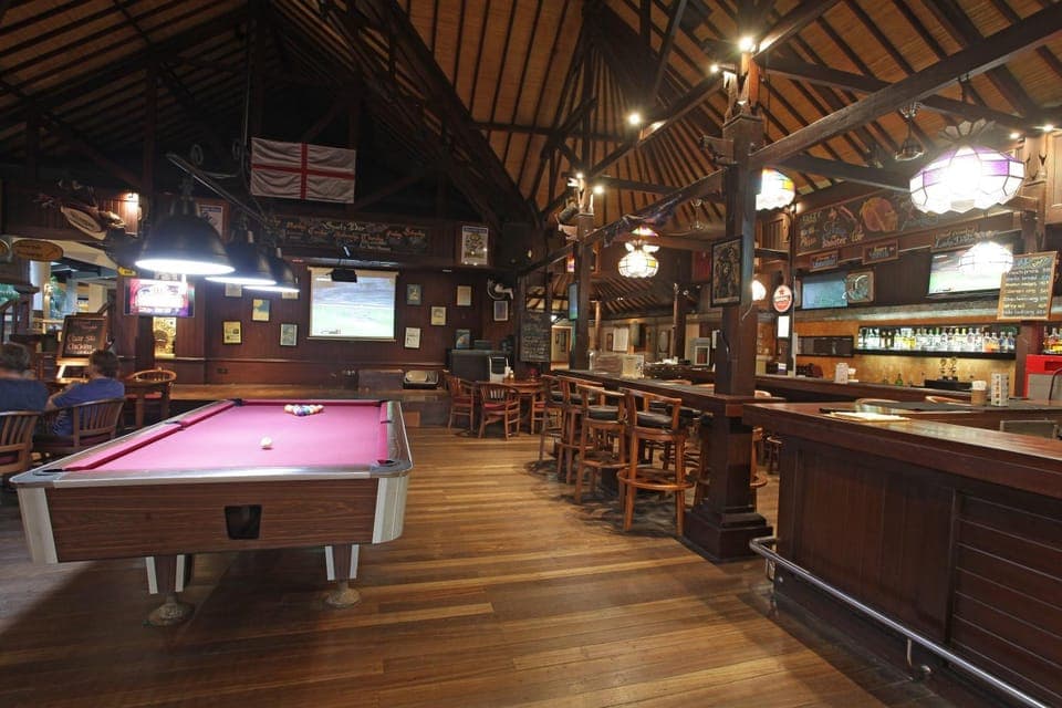 Restaurant/places to eat, Billiard, Game Room, Lounge or bar