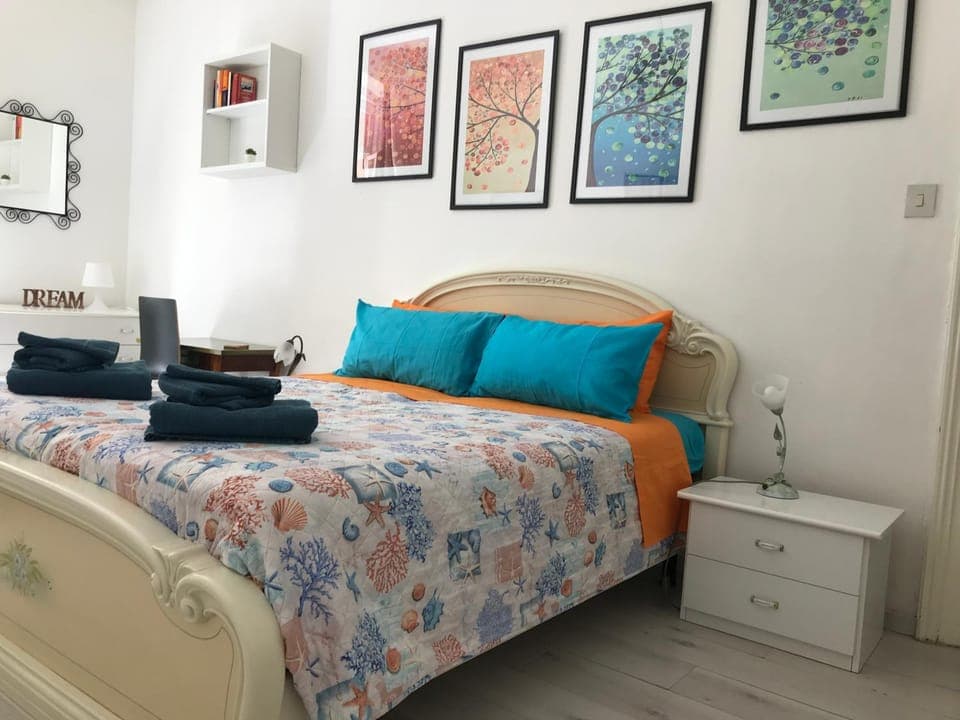 Bed, Bedroom, hair dresser