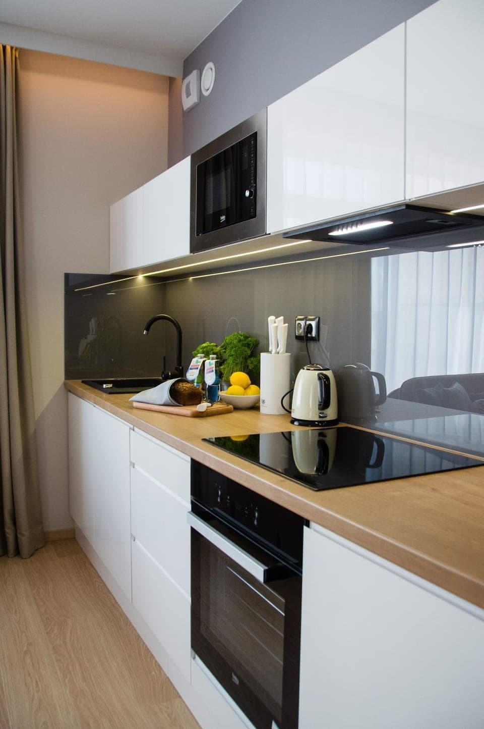 Coffee/tea facilities, Kitchen or kitchenette, stove