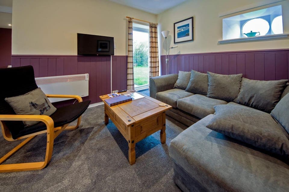 Communal lounge/ TV room, TV and multimedia, Living room, Seating area, Evening entertainment