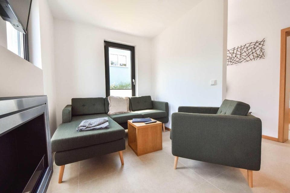 TV and multimedia, Living room, Seating area, flat iron