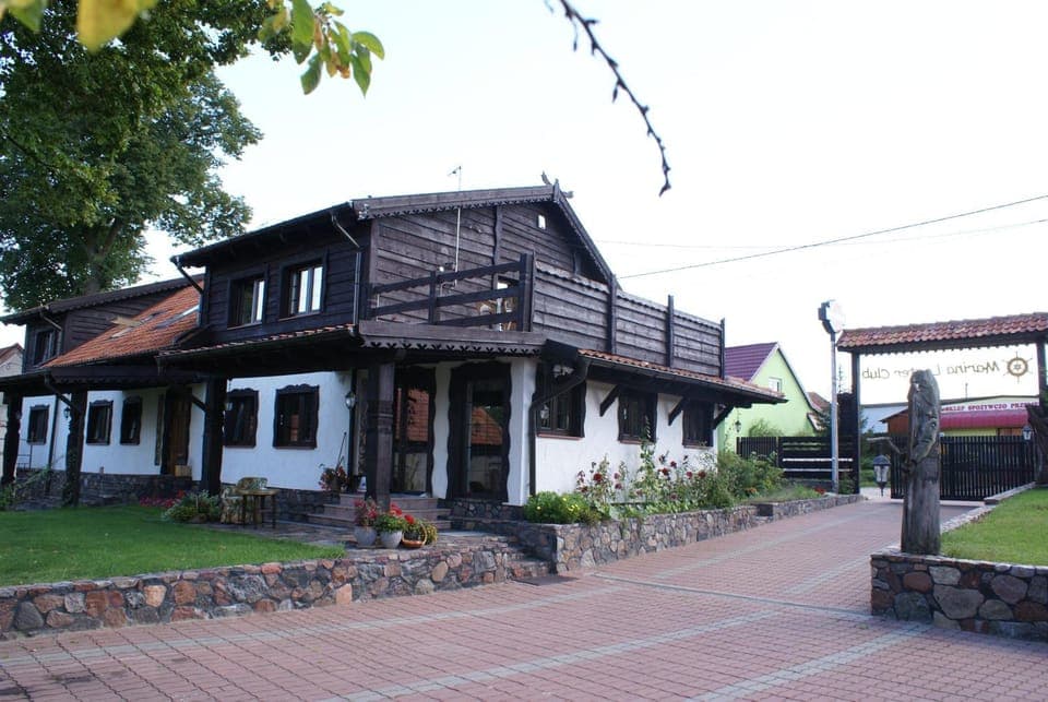 Property building, Facade/entrance, Day, Summer, Other, Decorative detail, On site