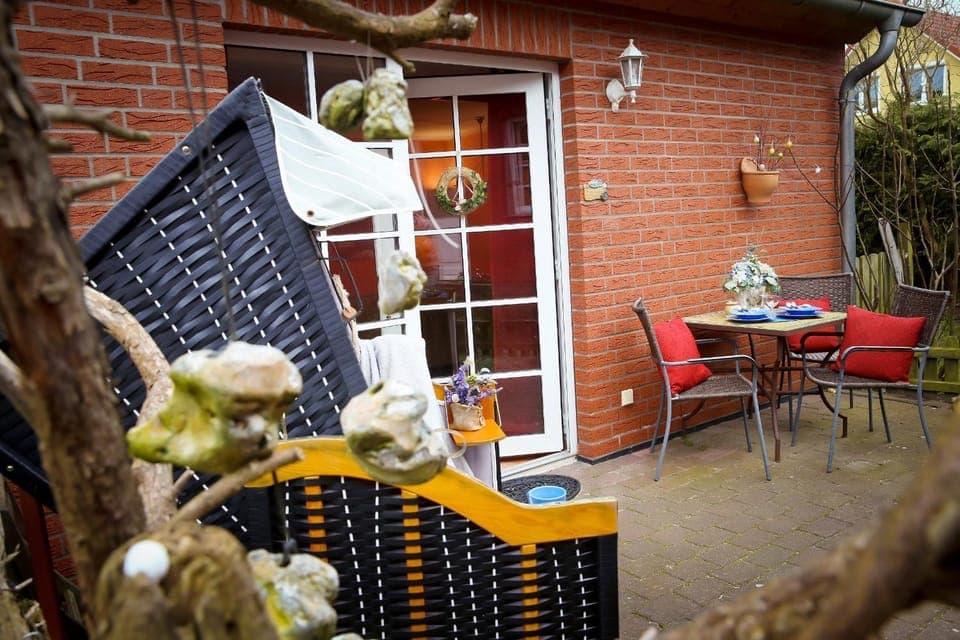 Property building, Patio, Balcony/Terrace, Seating area, Dining area