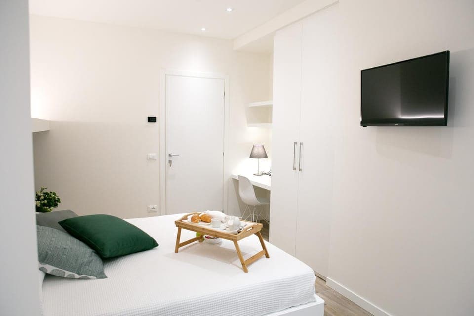 TV and multimedia, Photo of the whole room, Bedroom