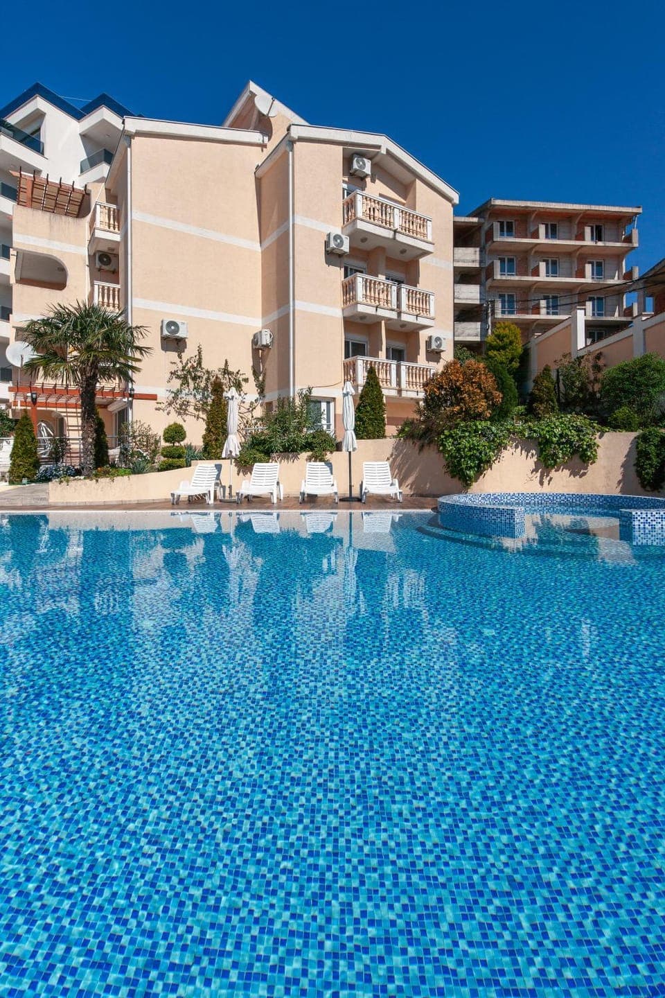 Property building, Day, Swimming pool