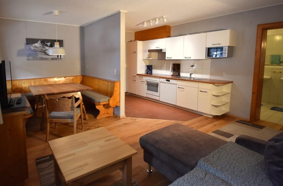 TV and multimedia, Kitchen or kitchenette, Living room, Seating area, Dining area, stove