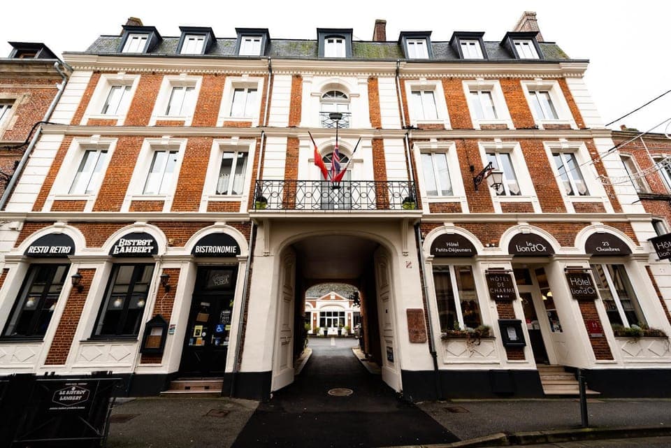 Property building, Facade/entrance, Day