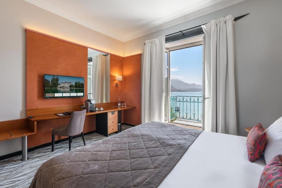 Photo of the whole room, Lake view