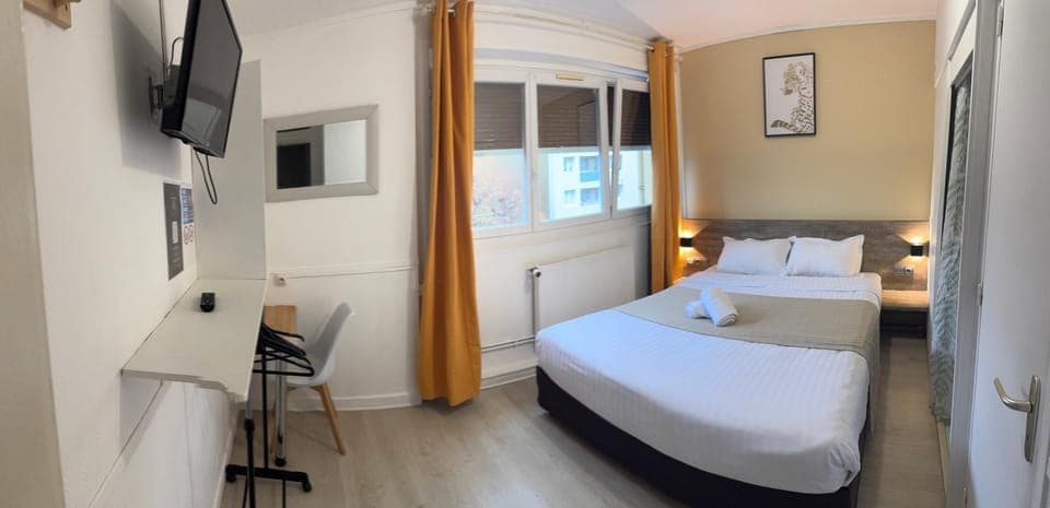 Bed, TV and multimedia, Photo of the whole room, Bedroom