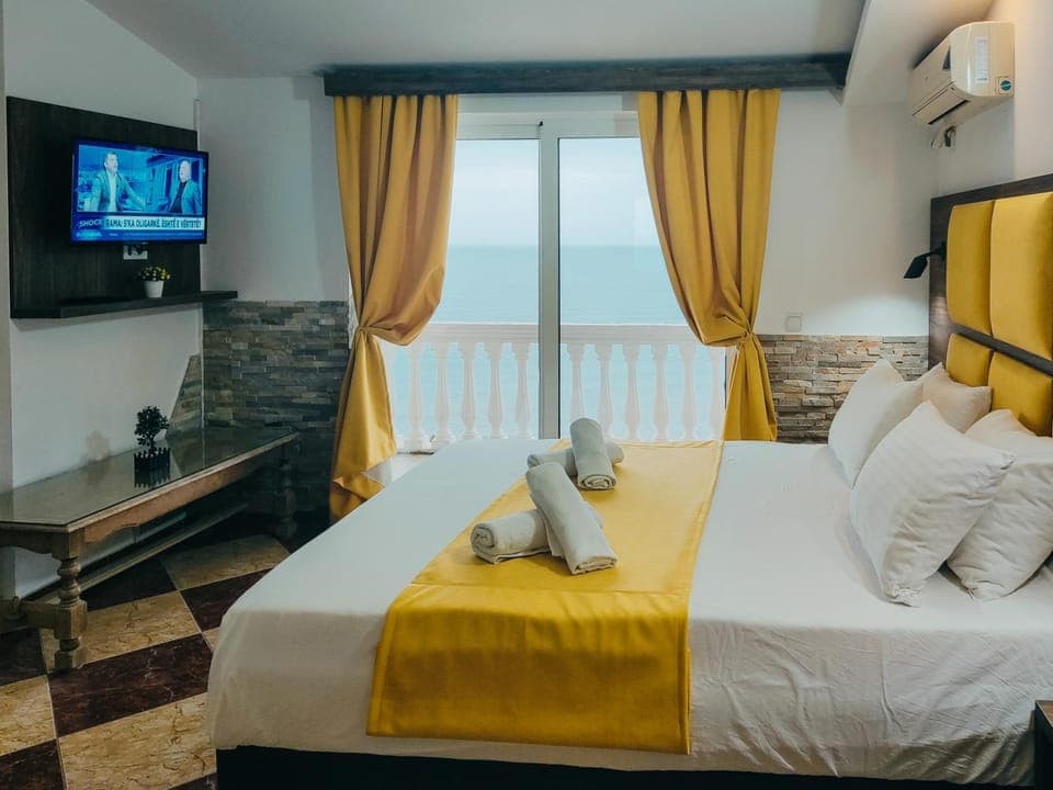 Bed, Natural landscape, TV and multimedia, Photo of the whole room, Bedroom, Sea view, towels