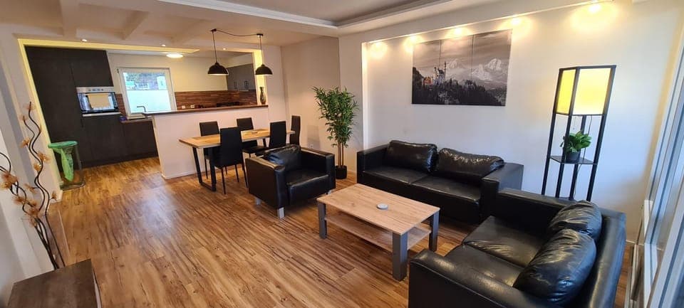 TV and multimedia, Living room, Seating area, Dining area