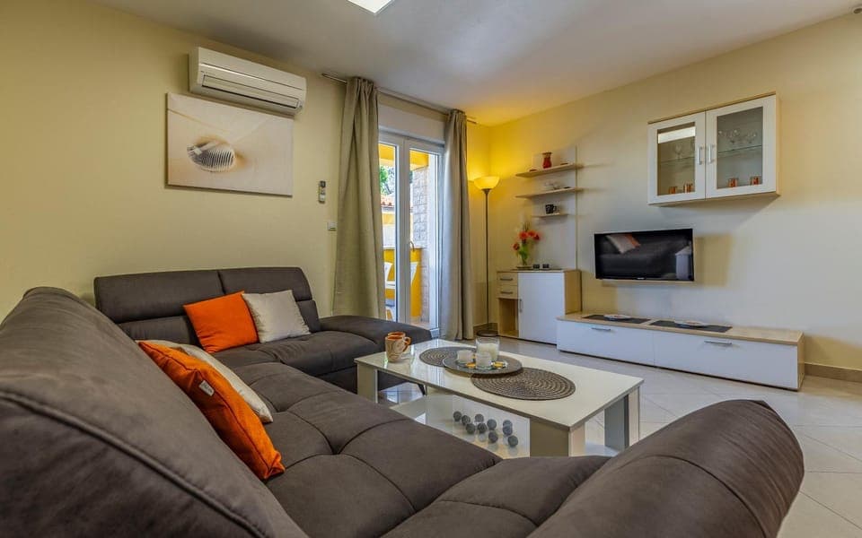 TV and multimedia, Living room, Seating area, air conditioner