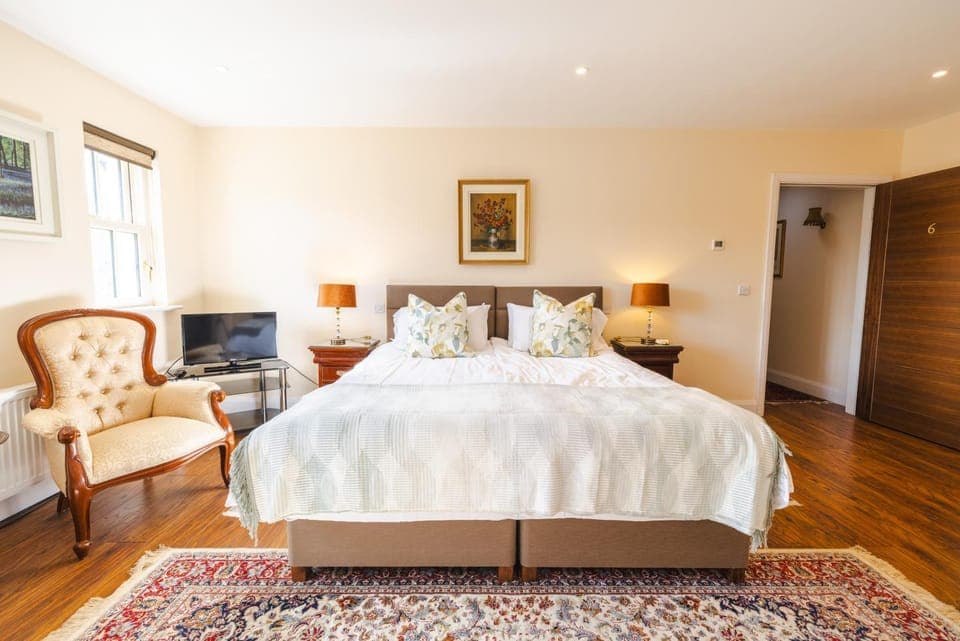 Bed, TV and multimedia, Bedroom