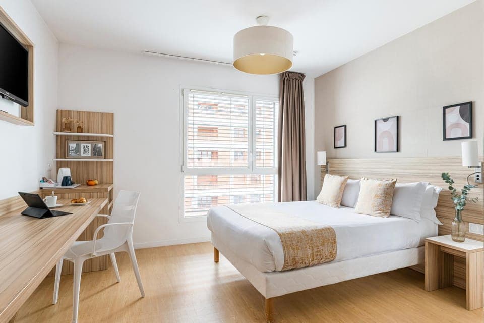 Bed, TV and multimedia, Photo of the whole room, Seating area, Bedroom