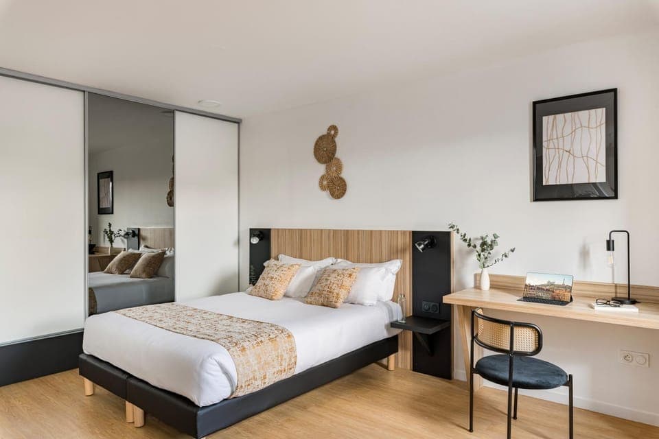 Bed, Photo of the whole room, Seating area