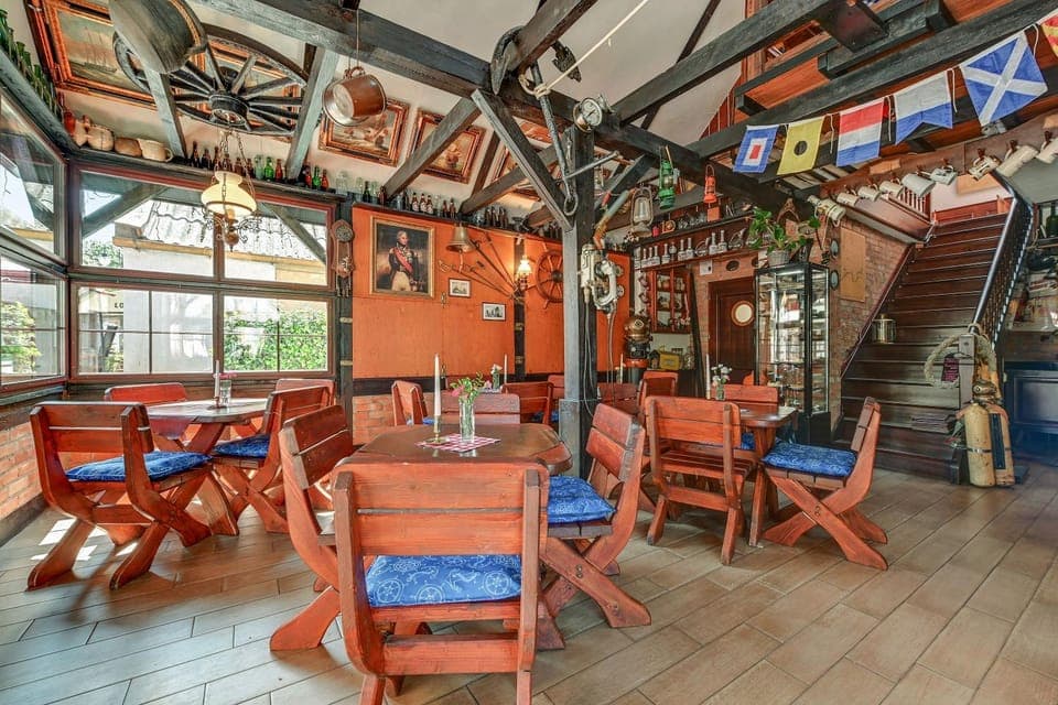 Restaurant/places to eat, Lounge or bar