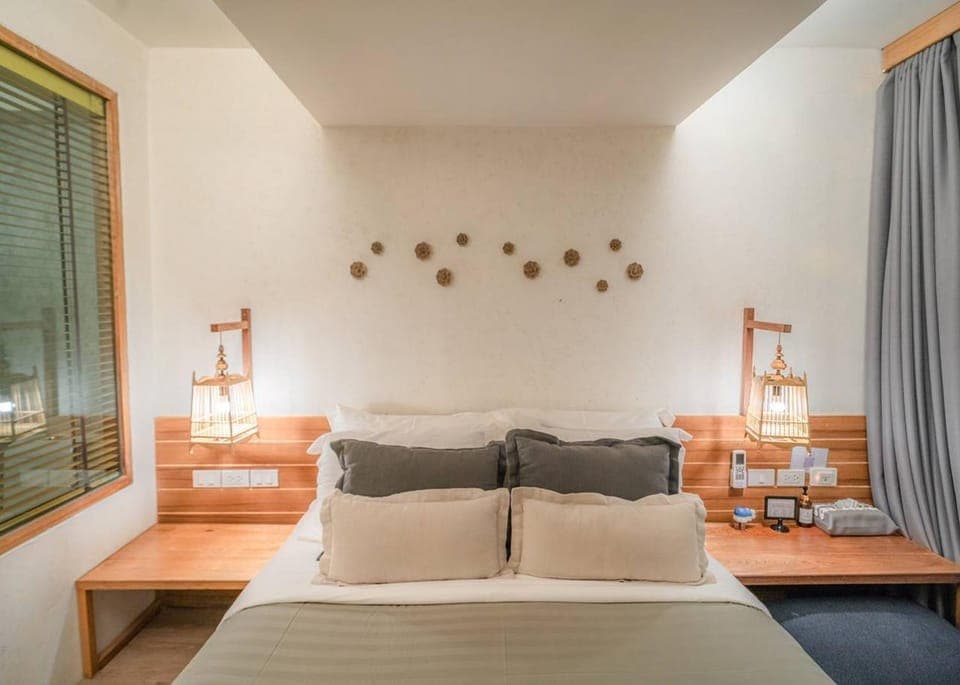 Bed, Seating area, Bedroom