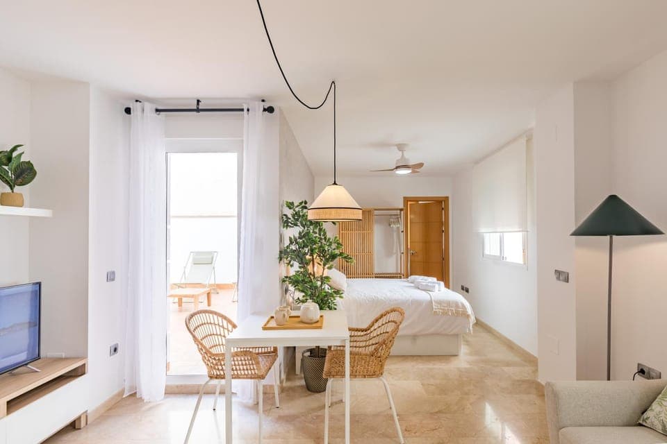 Bed, TV and multimedia, Living room, Photo of the whole room, Seating area, Dining area, Bedroom