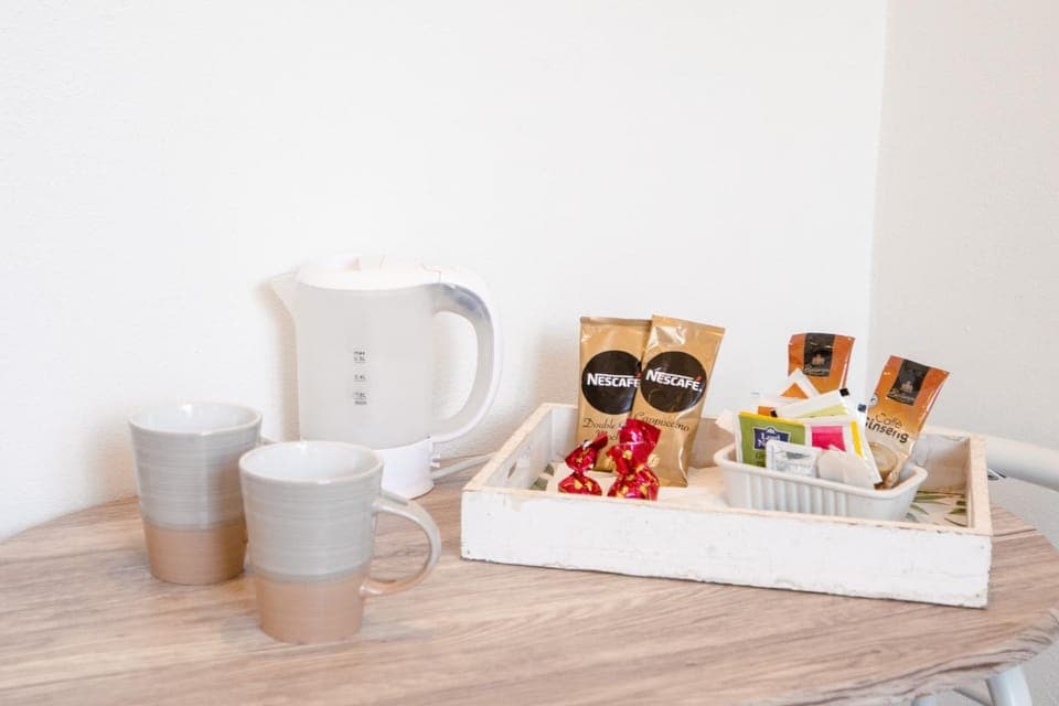 Coffee/tea facilities, Food and drinks, Food