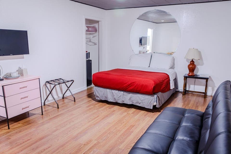 Bed, TV and multimedia, Living room