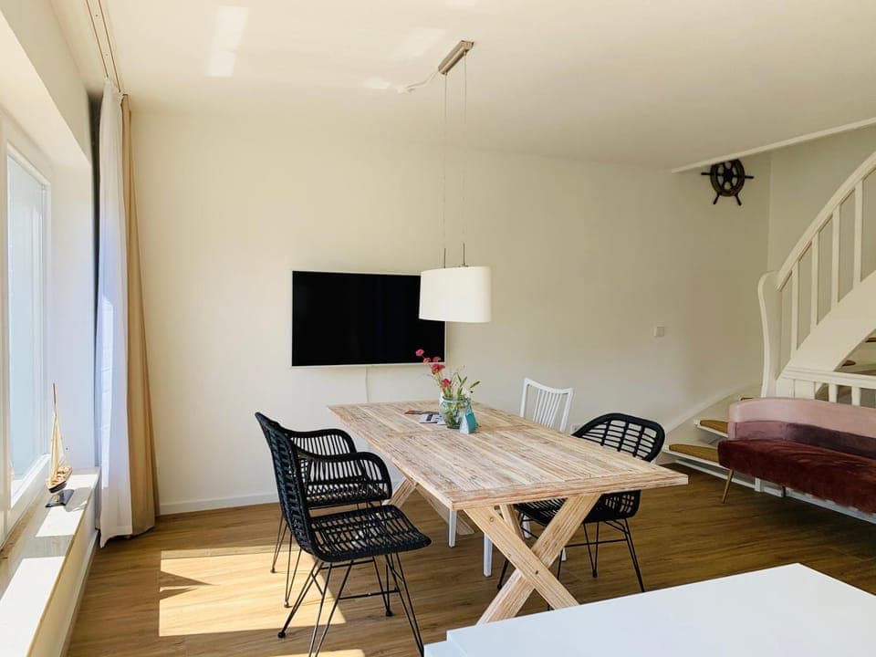 TV and multimedia, Seating area, Dining area