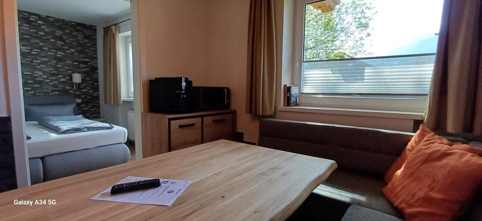 Photo of the whole room, Seating area, hair dresser