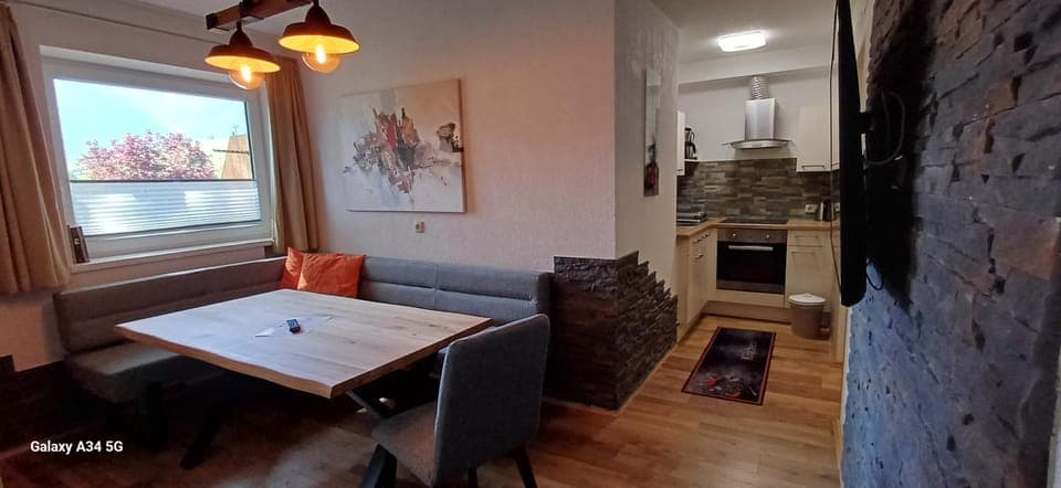 Kitchen or kitchenette, Living room, Seating area, Dining area