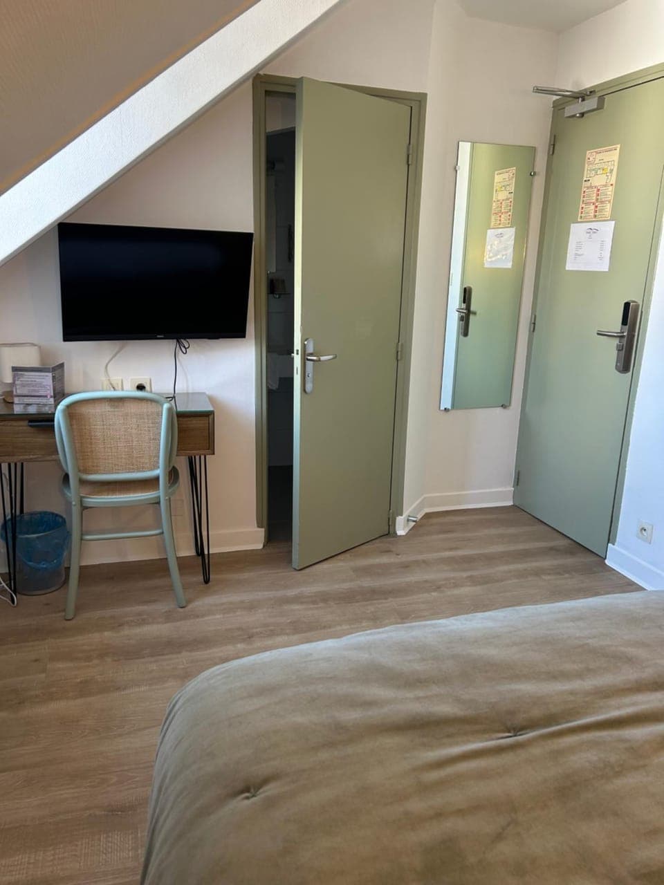 Photo of the whole room, Decorative detail