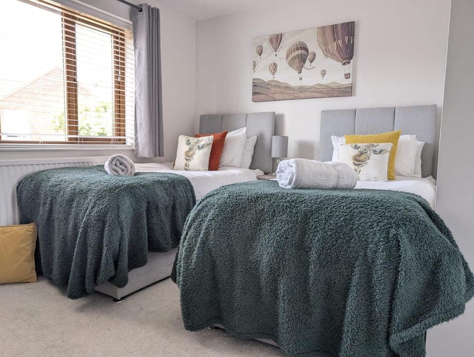 Bed, TV and multimedia, Bedroom, hair dryier, wardrobe