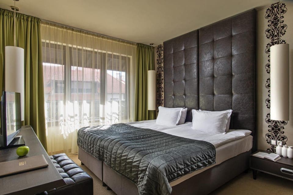 Bed, TV and multimedia, Seating area, Bedroom