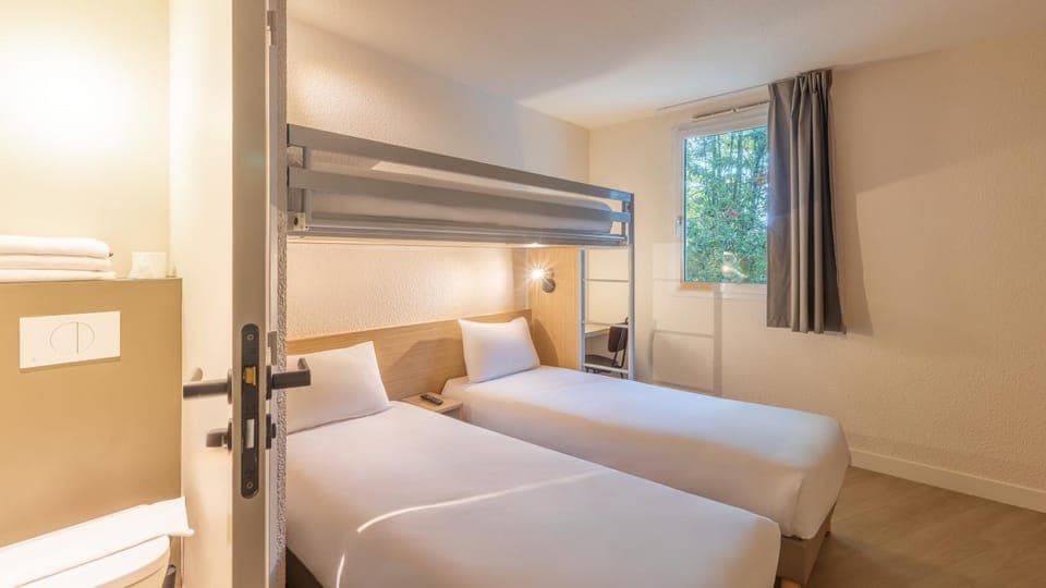 Photo of the whole room, Bedroom, bunk bed