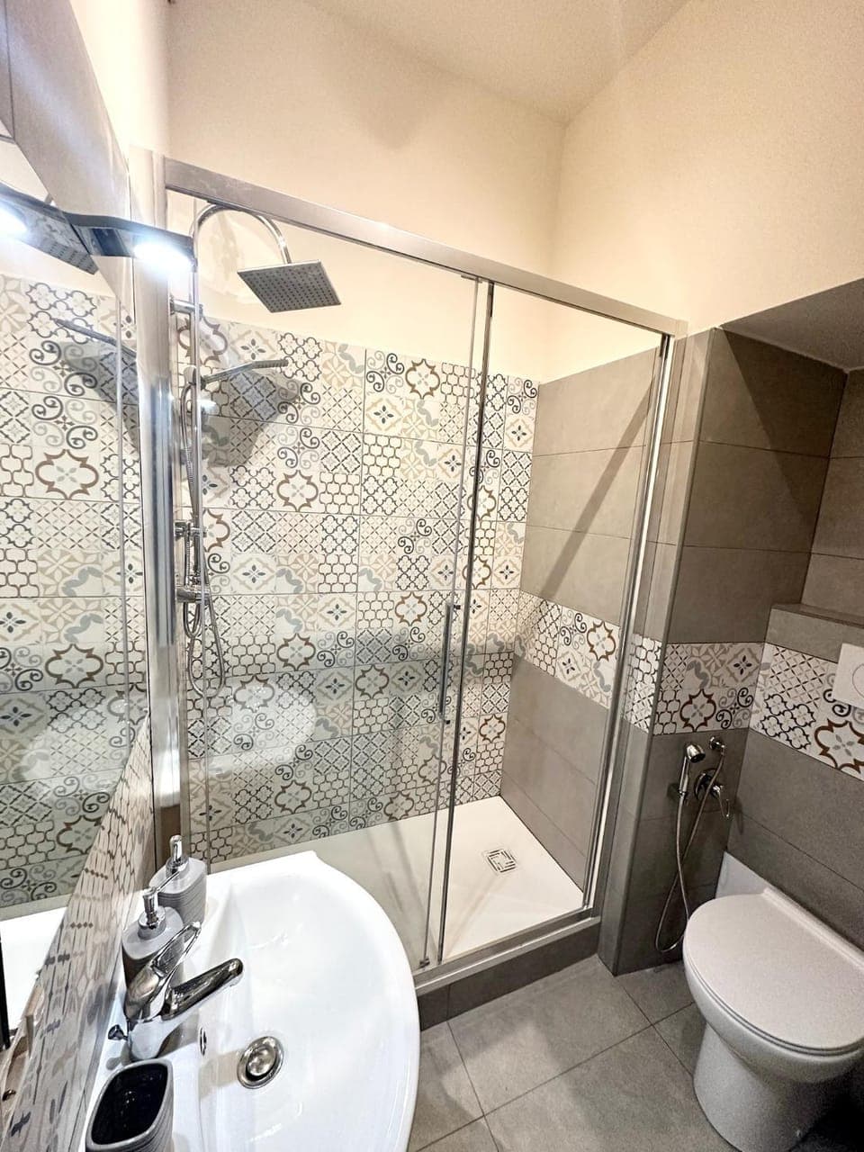 Shower, Toilet, towels