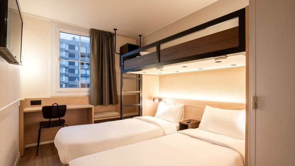 Bed, Photo of the whole room, Bedroom, bunk bed